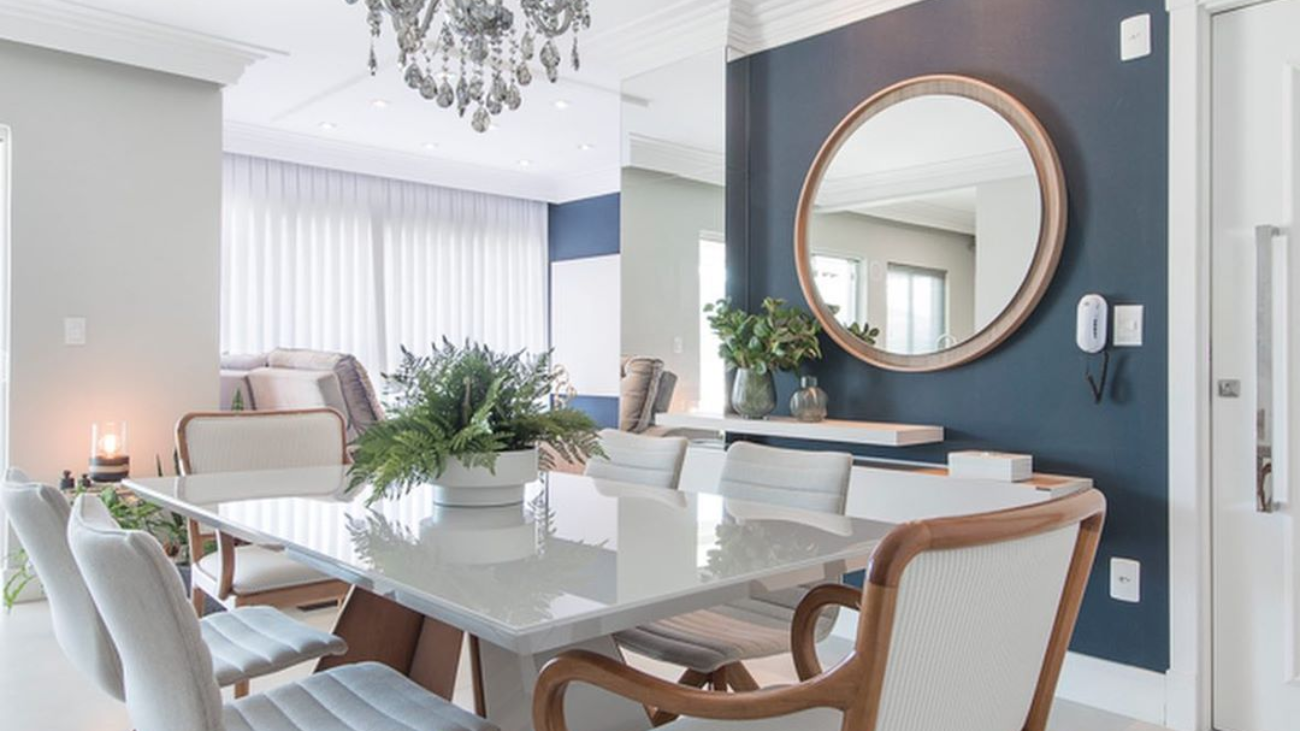 sala-jantar-branca-azul-marinho-cor-madeira-parede-espelho-integrada-lustre-classico-decor-salteado-1