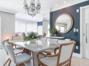 sala-jantar-branca-azul-marinho-cor-madeira-parede-espelho-integrada-lustre-classico-decor-salteado-1