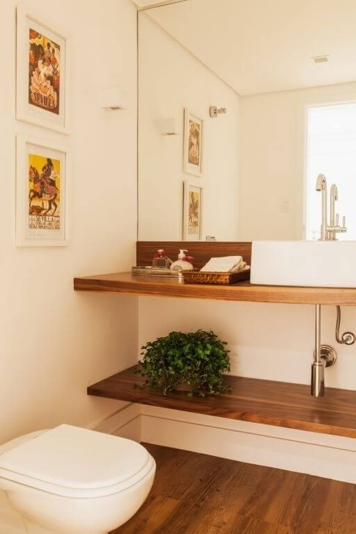 Banheiro com bancada de madeira 
